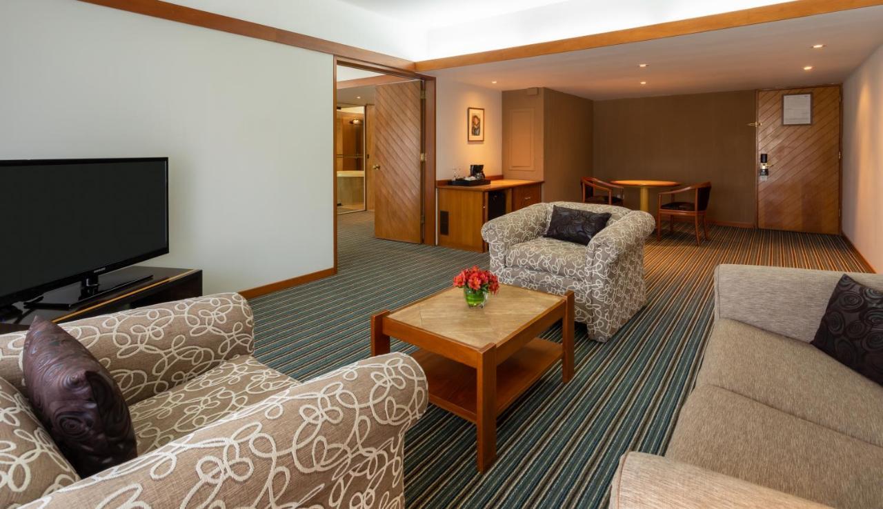 Sonesta Hotel El Olivar Lima Luaran gambar A suite at the hotel