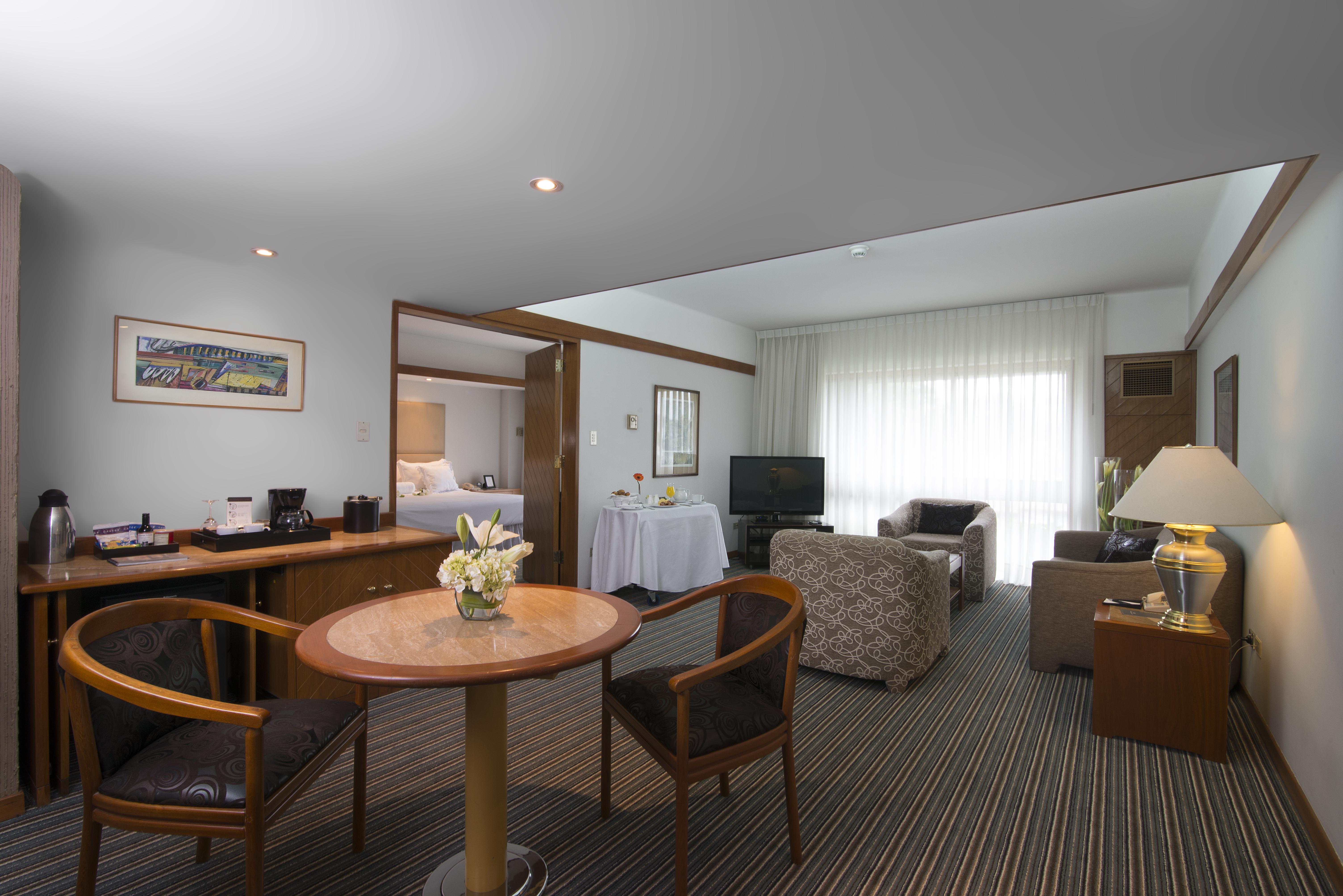Sonesta Hotel El Olivar Lima Luaran gambar A suite at the hotel