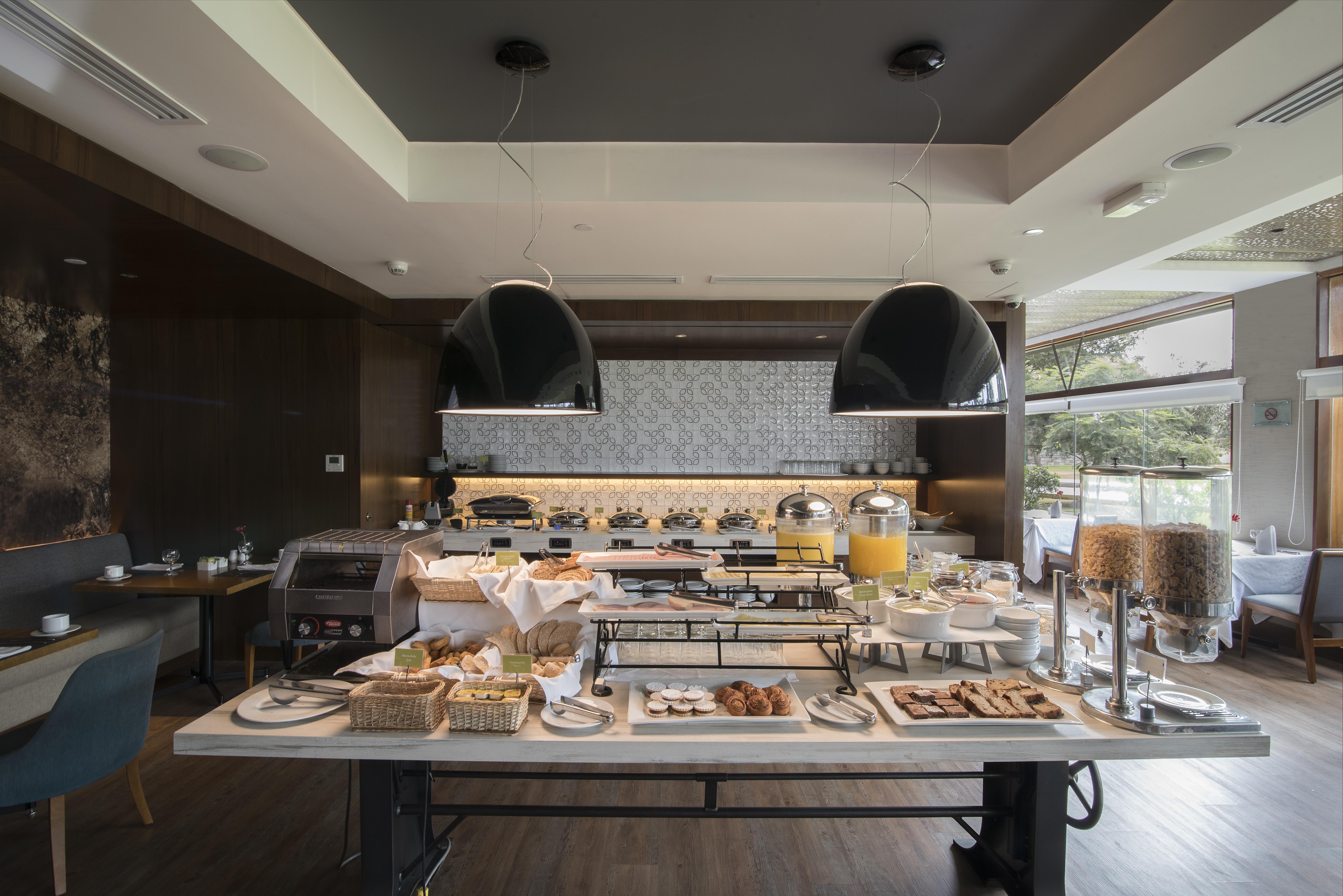 Sonesta Hotel El Olivar Lima Luaran gambar The buffet at the restaurant