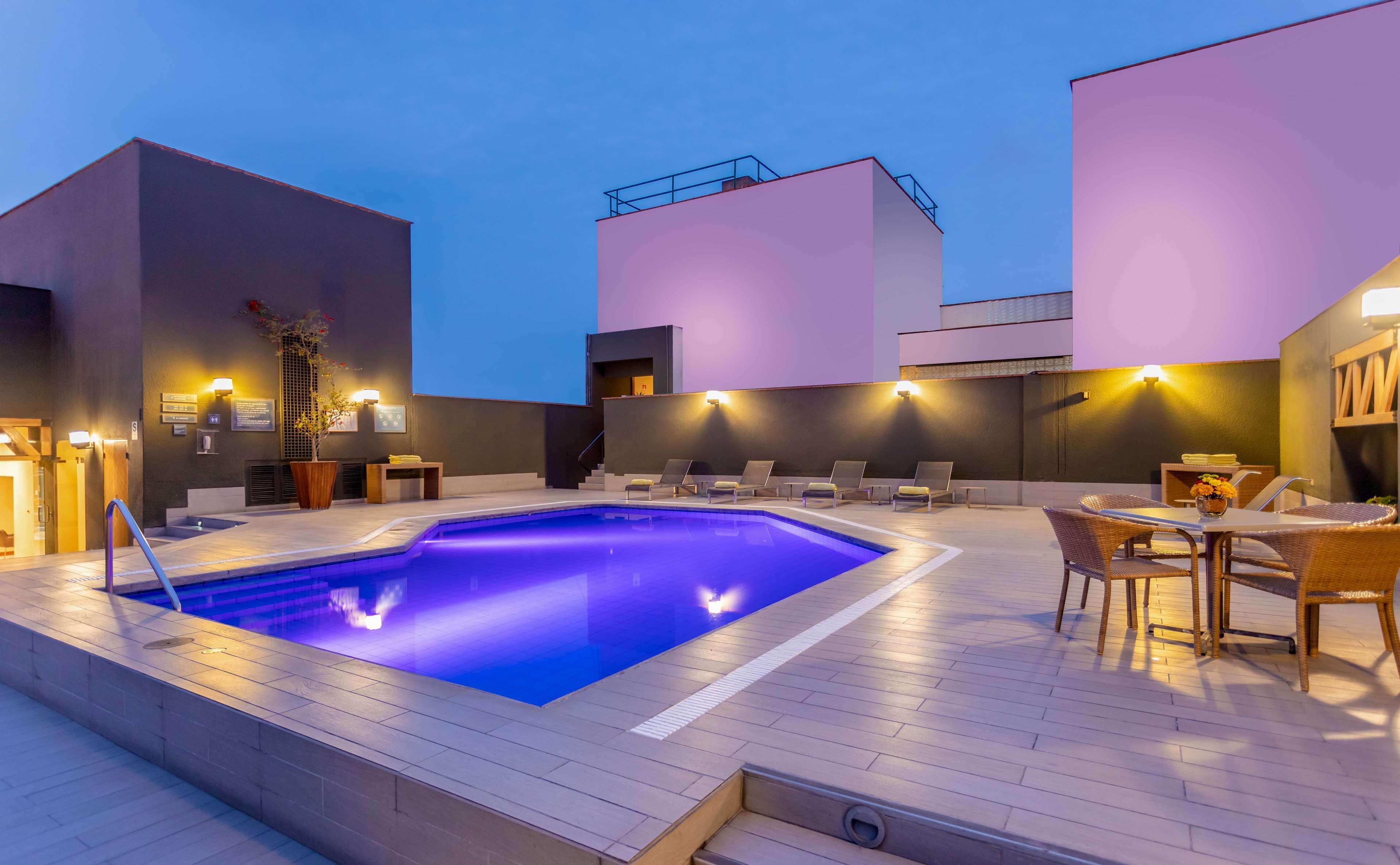 Sonesta Hotel El Olivar Lima Luaran gambar Rooftop pool at the hotel